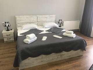 Отель Apart Hotel Vera Тбилиси Двухместный номер с двуспальной кроватью и дополнительной кроватью-11