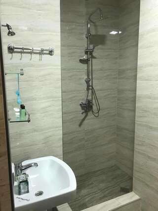 Отель Apart Hotel Vera Тбилиси Трехместный номер с душем-4