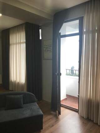 Отель Apart Hotel Vera Тбилиси Двухместный номер с двуспальной кроватью и дополнительной кроватью-28